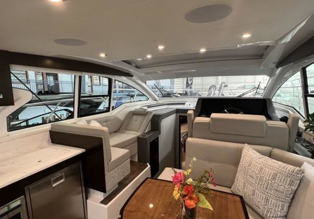 Cruisers Yachts 42 Cantius