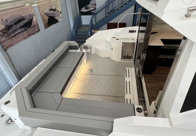 Cruisers Yachts 42 Cantius