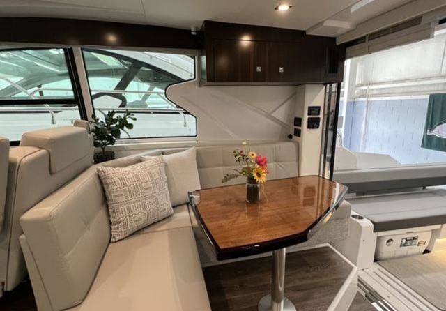Cruisers Yachts 42 Cantius