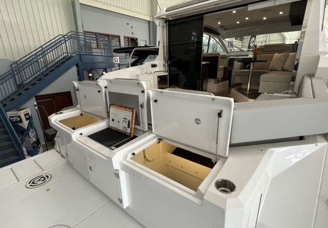 Cruisers Yachts 42 Cantius