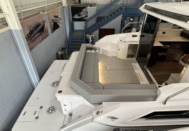 Cruisers Yachts 42 Cantius