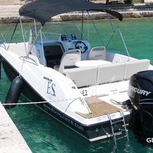 Quicksilver Activ 675 Sundeck