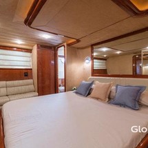 Ferretti 68