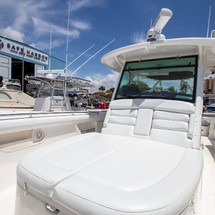 Boston Whaler 370 Outrage