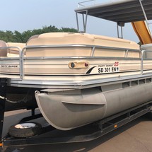 Sun tracker 25 party barge