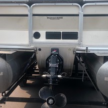 Sun tracker 25 party barge