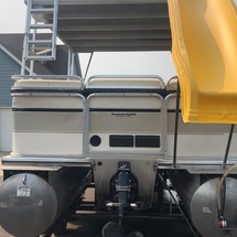 Sun tracker 25 party barge