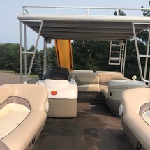 Sun tracker 25 party barge