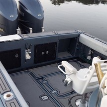 Pursuit 2870 center console