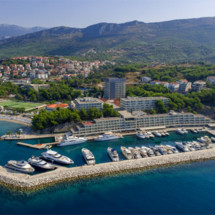 Riviera 5000 Sport Yacht