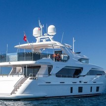 Benetti Delfino 93