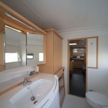 Lagoon 421