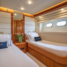 Ferretti 880