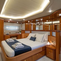 Ferretti 880