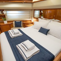 Ferretti 880