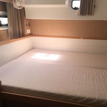 Lagoon 421