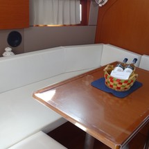 Beneteau Oceanis 38