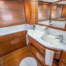 Ferretti 881