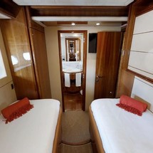 Ferretti 881