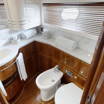 Ferretti 881