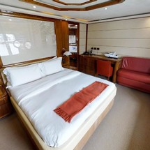 Ferretti 881