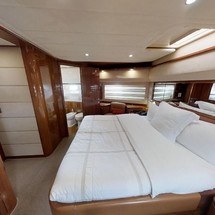 Ferretti 881