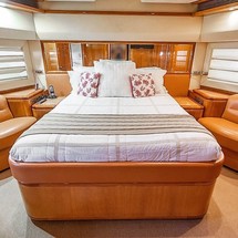 Ferretti 881