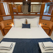 Ferretti 880