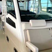 Boston Whaler 380 Outrage