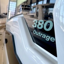 Boston Whaler 380 Outrage