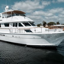 Hatteras 65