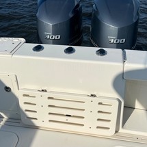 Pursuit 2870 center console