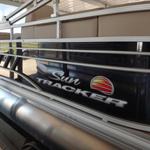 Sun Tracker Party Barge 22 DLX