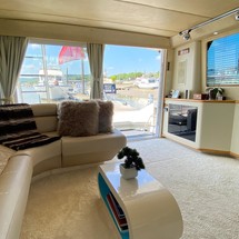 Sea ray 500 db sedan bridge