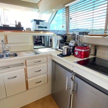 Sea ray 500 db sedan bridge