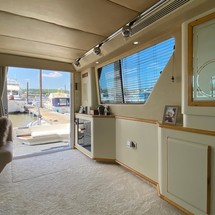 Sea ray 500 db sedan bridge