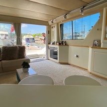 Sea ray 500 db sedan bridge