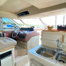 Sea ray 500 db sedan bridge