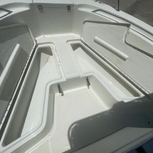 Hydra-sports bay bolt 2000 center console