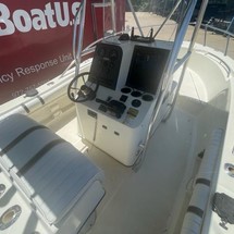 Hydra-sports bay bolt 2000 center console