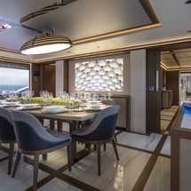 Majesty Yachts 140