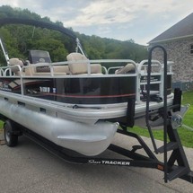 Sun Tracker Bass Buggy 18 DLX