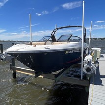 Sea Ray SLX 230
