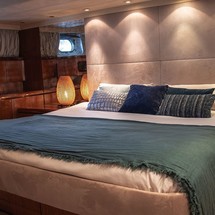 Falcon Yachts 80 fly