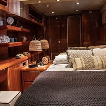 Falcon Yachts 80 fly