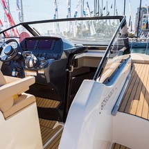 Quicksilver Activ 875 Sundeck