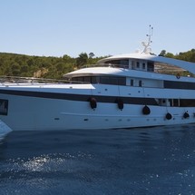 Luxury motor yacht pearl 60