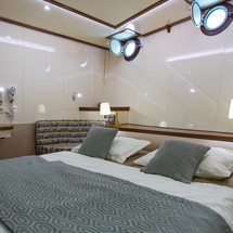 Luxury motor yacht pearl 60