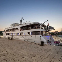 Luxury motor yacht pearl 60