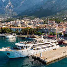 Luxury motor yacht pearl 60